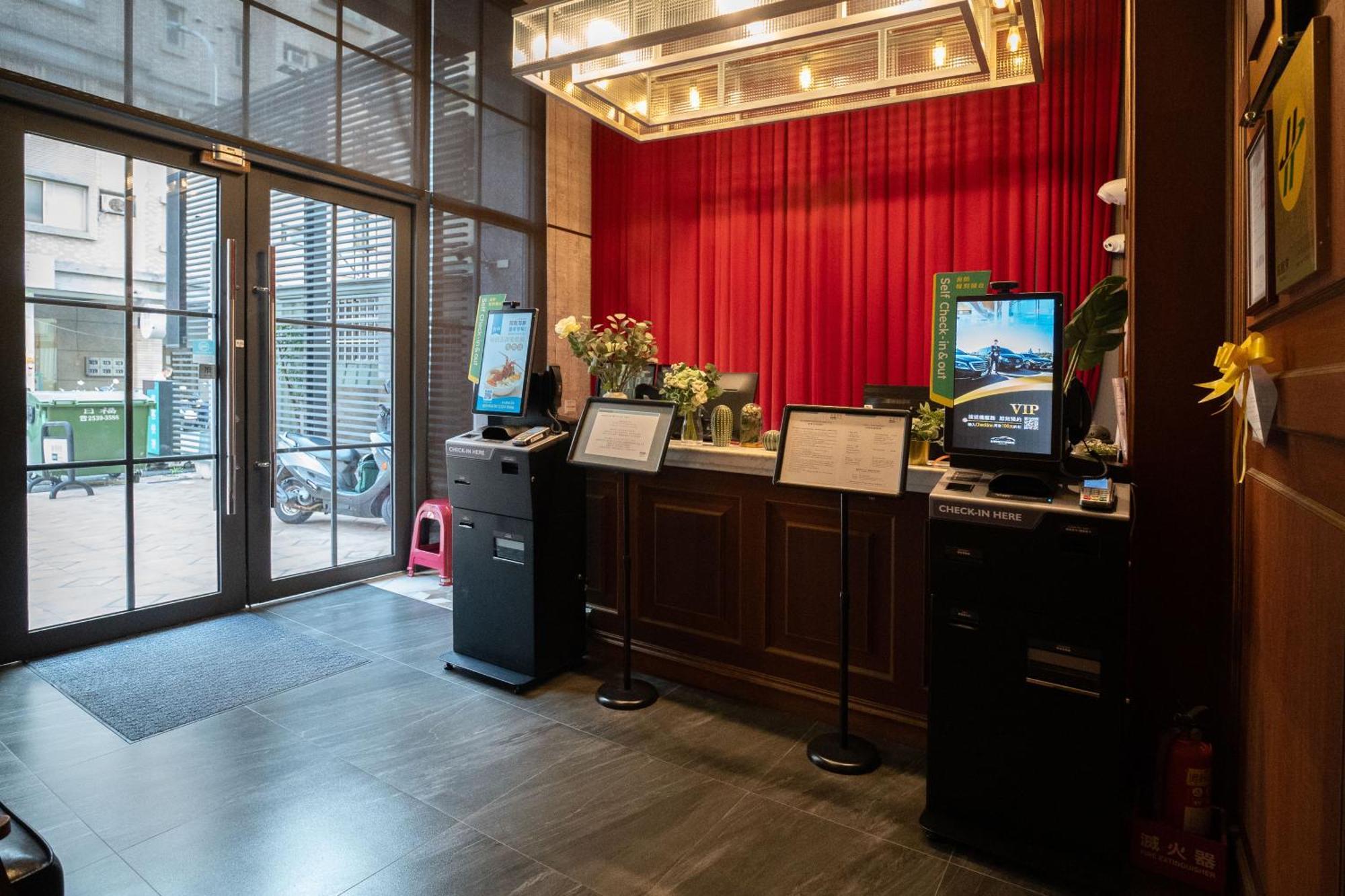Check Inn Express Taichung Yizhong Exterior photo